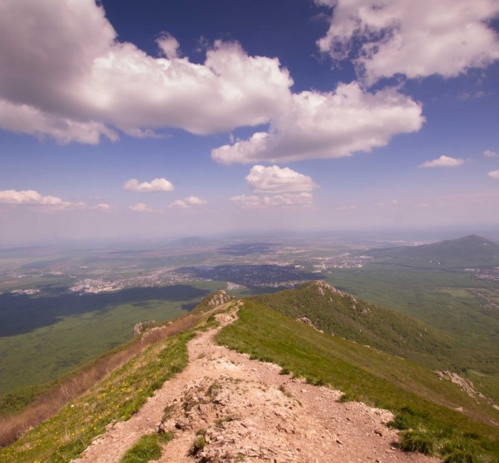Облачный Бештау на рассвете из Минеральных Вод
